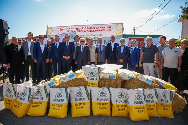 Silivri'de kanola tohumları toprakla buluştu