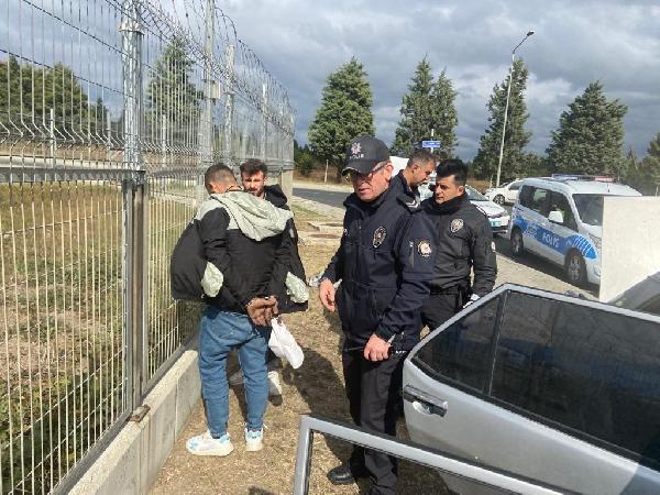 Polisten kaçarken kaza yaptıkları araçtan uyuşturucu çıktı