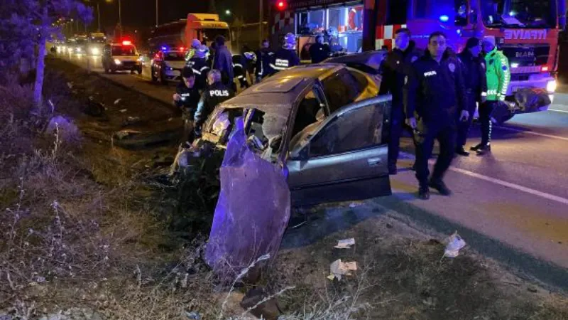 Takla atan otomobilin motoru koptu: 2 yaralı