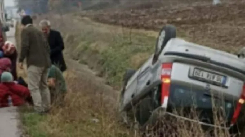 Otomobil, yağmur suyu kanalına devrildi; 4 kişilik aile yaralı