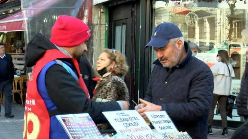 200 milyon liralık büyük ikramiye için Kadıköy’de gezici bayilere yoğun ilgi