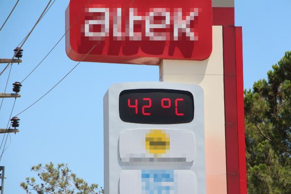 Adana’da termometreler 42 derece; tehlikeye rağmen sulama kanalına girdiler