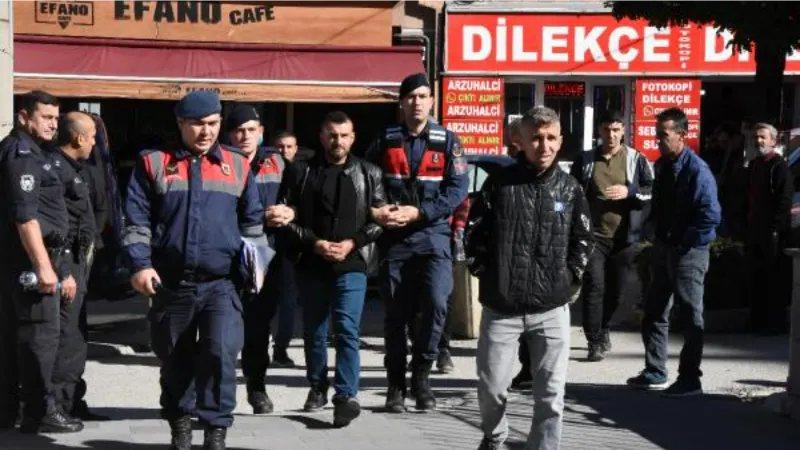 Akrabası çifti, eşiyle barışması için aracı olmadıkları için vurmuş