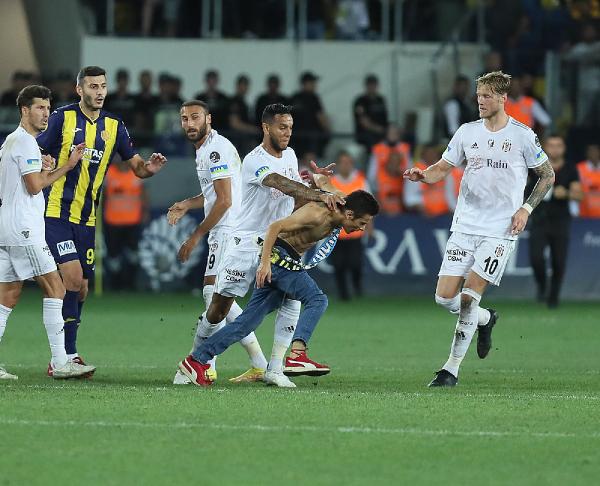 Beşiktaş yönetimi, Josef De Souza'nın kırmızı kartının iptalini istiyor