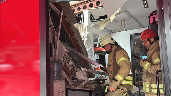 Üsküdar'da sanal market olarak kullanılan binanın 2. kat zemini çöktü; 1 yaralı