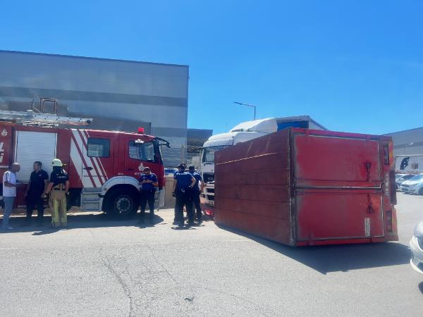 Tuzla'da beyaz eşya yüklü kamyonet TIR'a çarptı