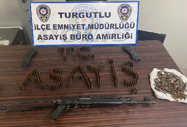 Polisin durdurduğu otomobilde uzun namlulu silah ile 496 adet mermi ele geçirildi