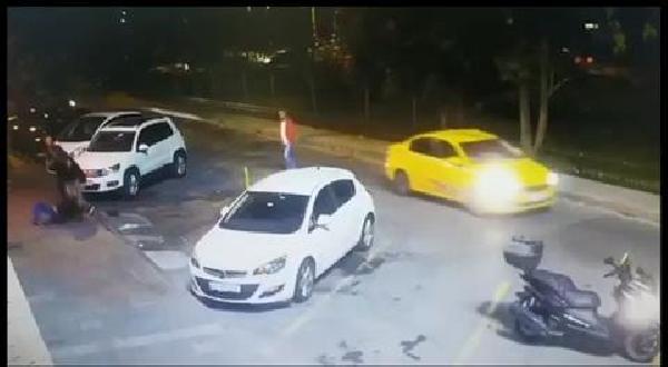 Kadıköy'de çevreyi rahatsız edenleri yumruklarla yere seren motosikletli konuştu