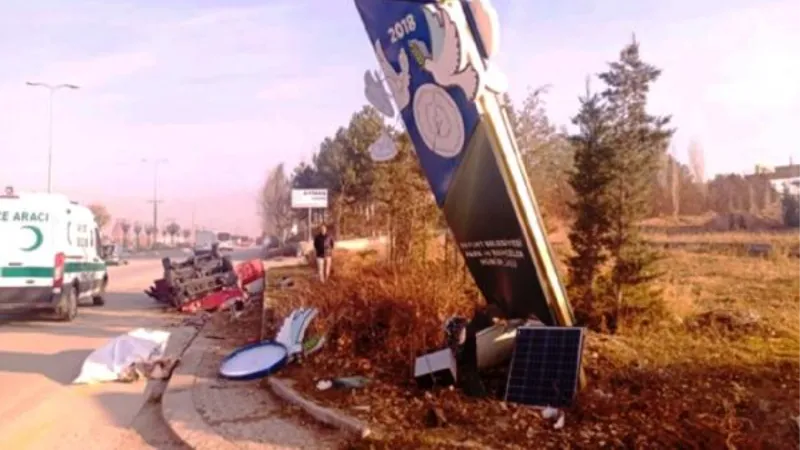 Ankara'da feci kaza! Direğe çarpıp takla attı: 1 ölü, 4 yaralı