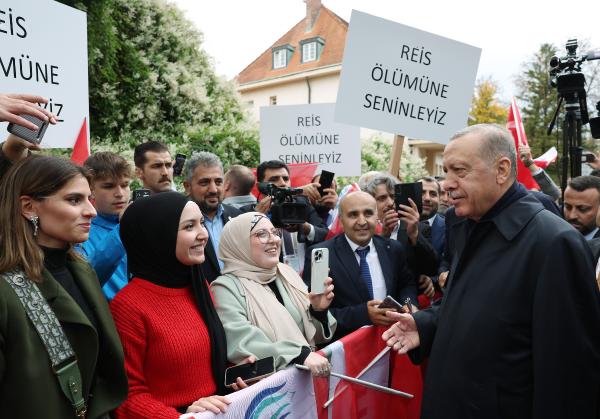 Cumhurbaşkanı Erdoğan’ı, Prag’da vatandaşlar karşıladı