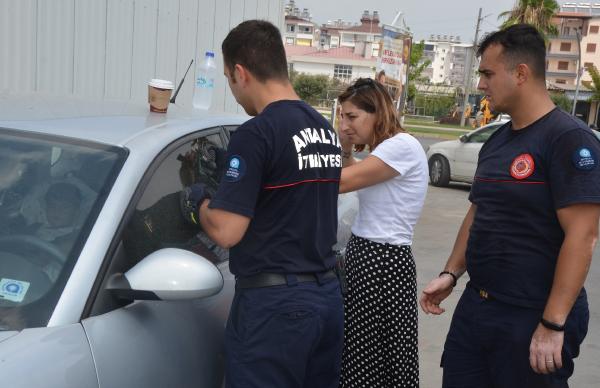 Otomobilde mahsur kalan minik Altan'ı itfaiye kurtardı