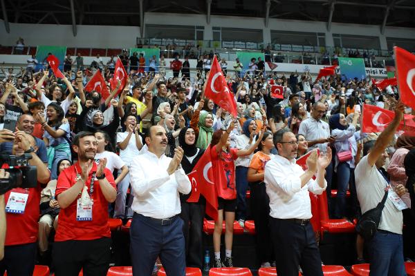 Bakan Kasapoğlu, Voleybol Milli Takımı'nın maçını izledi