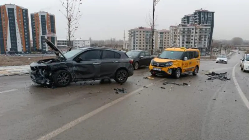 Sivas'ta zincirleme kaza: 1'i polis 4 yaralı