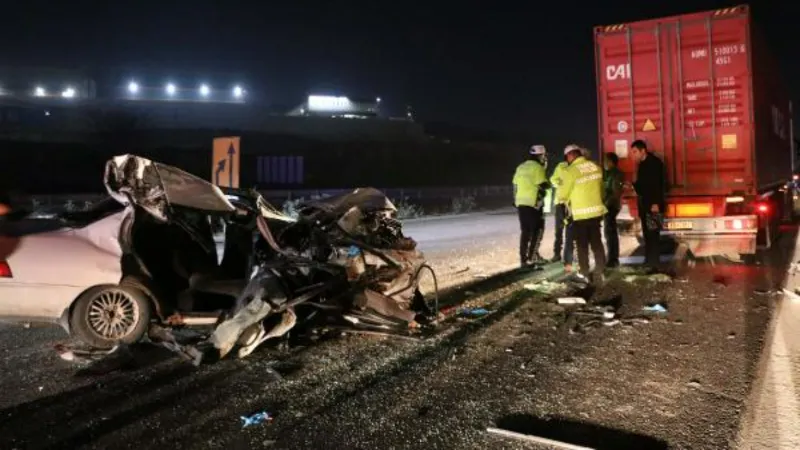 Gaziantep'te otomobil, TIR'a çarptı: 2 ölü, 5 yaralı