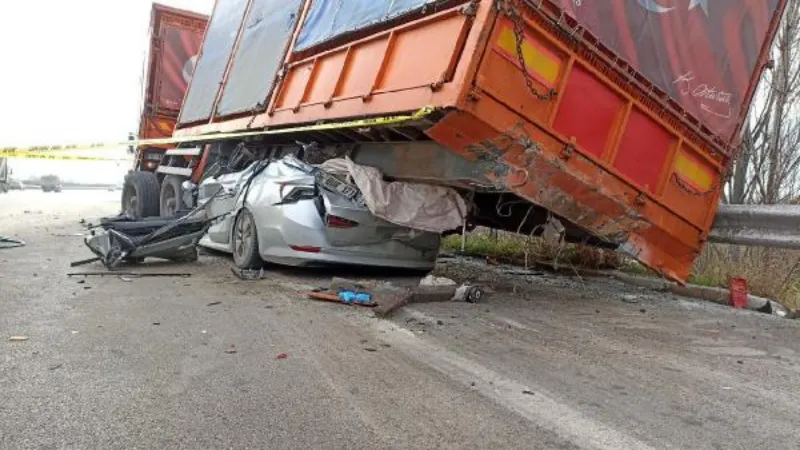 Otomobil, emniyet şeridindeki TIR'ın altına girdi; sürücü öldü