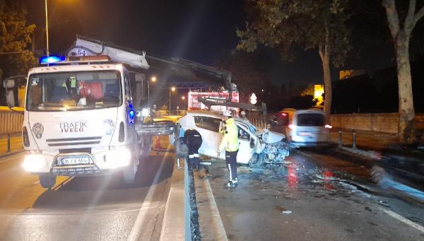 Zeytinburnu'nda ağaca çarptıktan sonra refüje çıkan otomobilin sürücüsü yaralandı