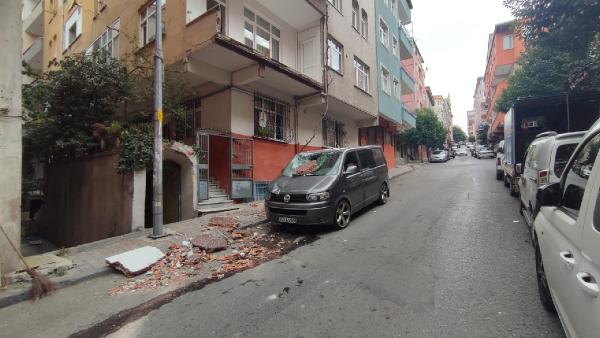 Yeni sahibini bekleyen minibüsün üstüne balkon duvarı düştü