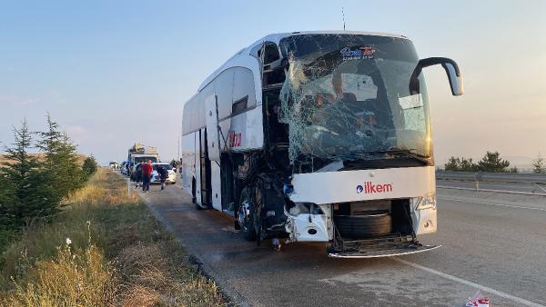 Emniyet şeridindeki TIR’a otobüs ve kamyon çarptı: 2 ölü, 5 yaralı