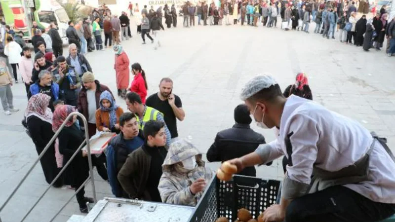 Kahramanmaraş’ta jandarma, günde 7 bin depremzedeye yemek çıkarıyor