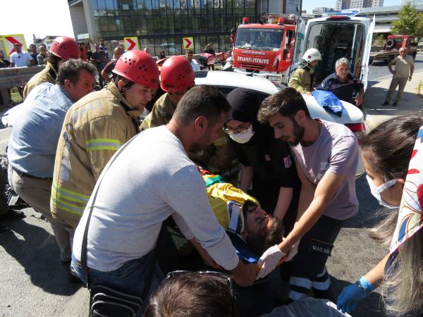 Pendik'te kaza yapan oğlunun kurtarılmasını gözyaşları içinde izledi