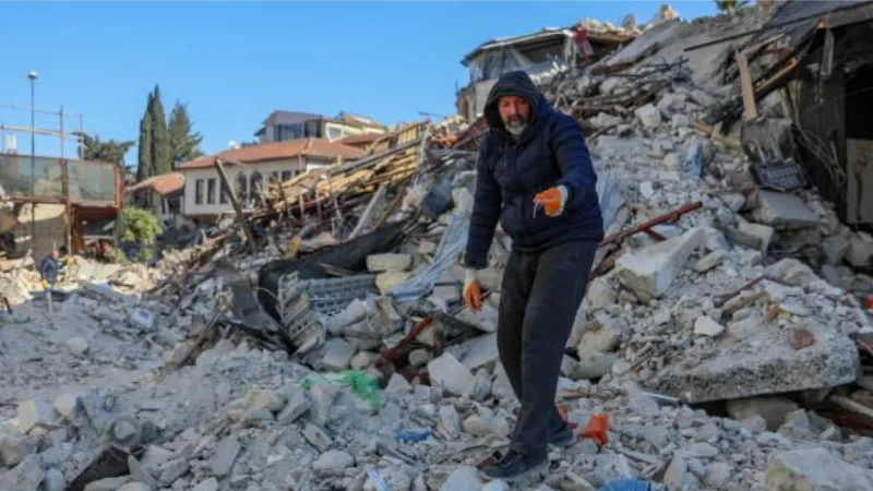 Yıkılan iş yerinin enkazında gümüş takılarını arıyor