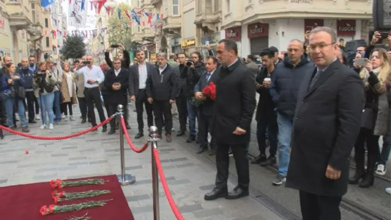 İstiklal Caddesi'nde patlamada ölenlerin anısına karanfil bırakıldı 