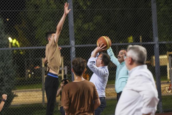 Bakan Kasapoğlu, Çorum'da gençlerle basketbol oynadı