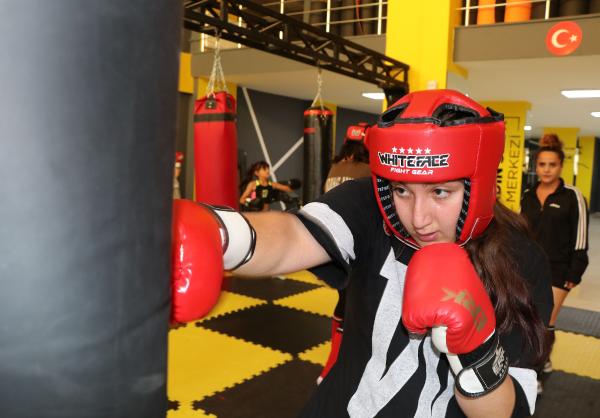 Vanlı kadınlar, şiddete karşı 'kick boks' öğreniyor