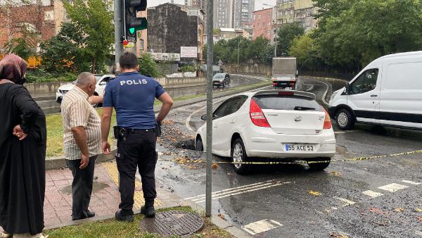 Gaziosmanpaşa'da yağmurda yol çöktü otomobil çukura düştü