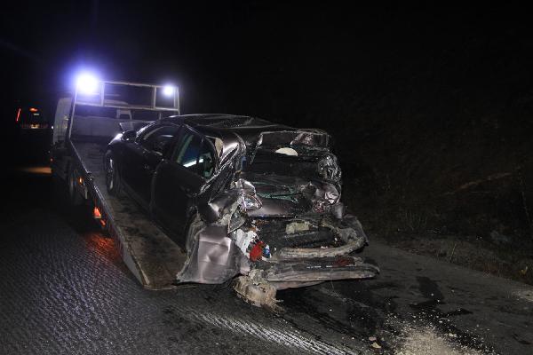 Yolcu otobüsü ve 2 otomobilin karıştığı trafik kazasında 4 kişi yaralandı