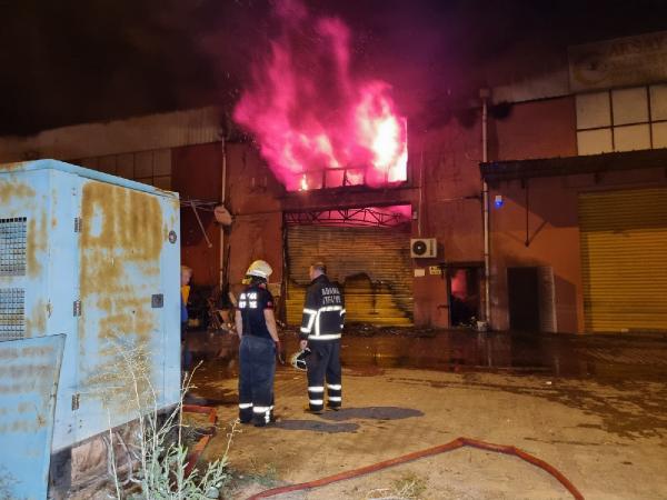 Adana'da lastik deposunda yangın: 2 yaralı