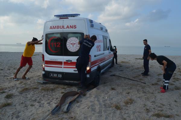 Avcılar'da sahilde kuma saplanan ambulansı itfaiye kurtardı