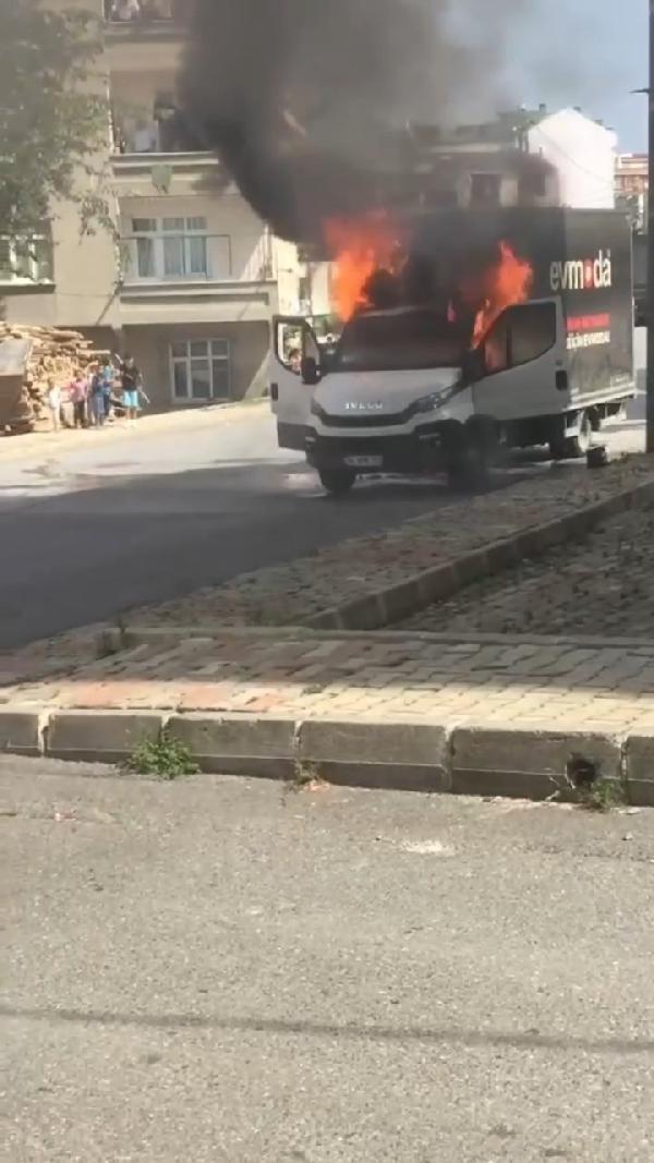 Arnavutköy'de kamyonet yangınında deodorant kutusu iddiası