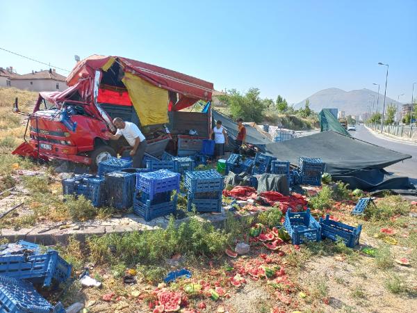 Otomobil, seyyar satıcının tezgahı ile karpuz yüklü kamyonete çarptı: 1 ölü