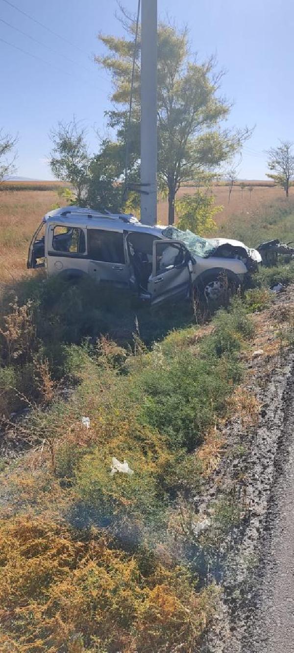 Konya'da hafif ticari araç, direğe çarptı; sürücü ve eşi öldü, 3 yaralı