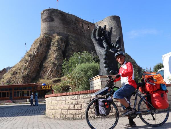 İzmir'den aldığı bayrağı Sarıkamış şehitlerine götürmek için pedal çeviriyor