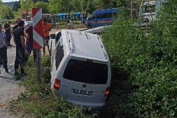 Hafif ticari araç kanala yuvarlandı: 1'i çocuk 5 yaralı