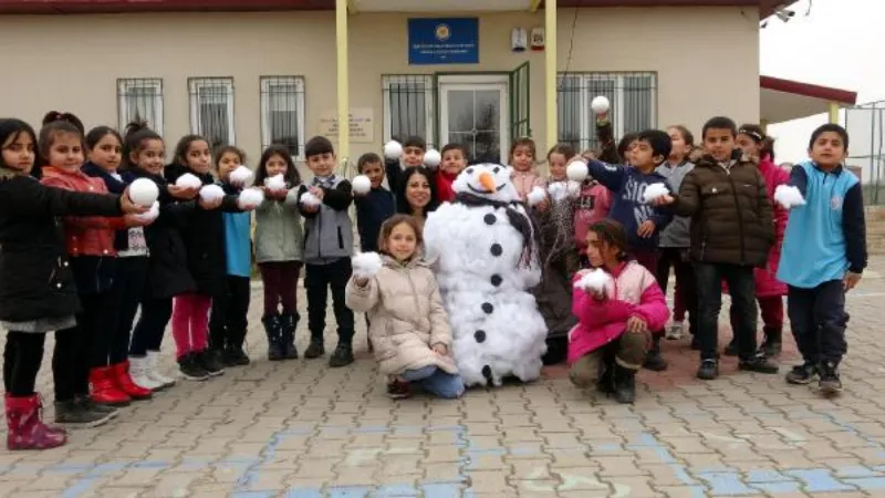 Kar yağmayınca pamuktan kardan adam yaptılar