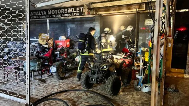 Antalya’da motosiklet dükkanında çıkan yangın maddi hasara yol açtı