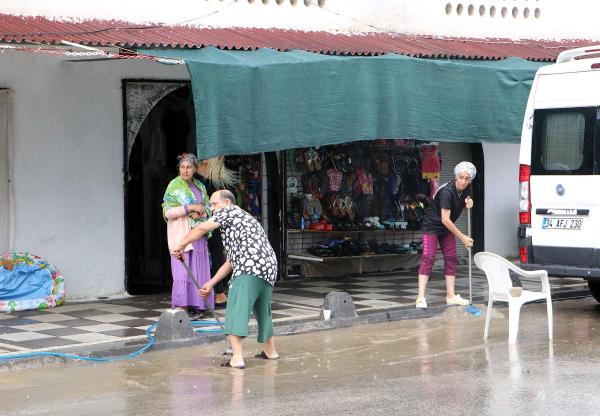 Tekirdağ'da sağanak; ev ve iş yerlerini su bastı