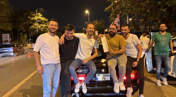 Kadıköy’de trafik denetimi: ceza yiyip otomobil önünde poz verdiler