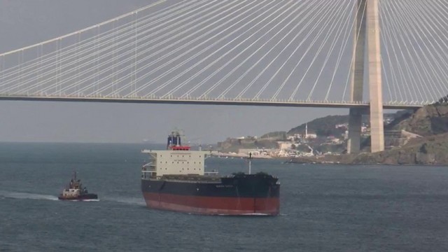 Açılan ateş sonucu hasar alan gemiler İstanbul Boğazı’ndan geçti