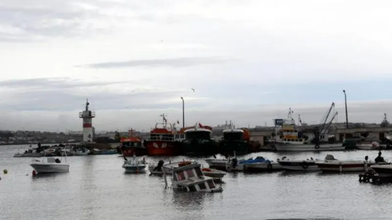 Tekirdağ'da kuvvetli rüzgar; eğitim uçuşları iptal, tekne battı