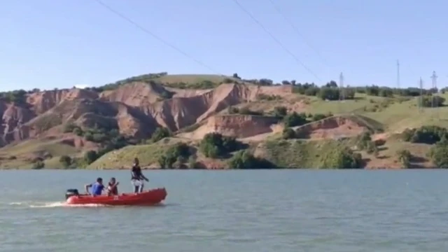 Adada mahsur kalan genci ekipler kurtardı