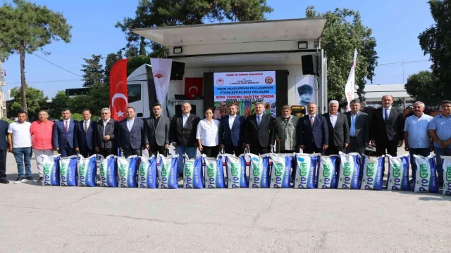 Adana’da 147 üreticiye 65 ton soya tohumu dağıtıldı