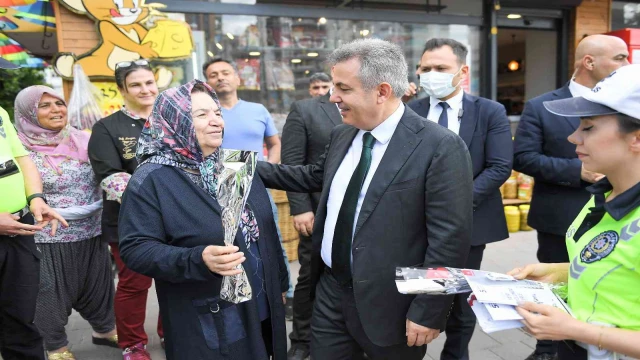 Adana’da yayalar için 5 adımda güvenli trafik” sloganıyla uygulama gerçekleştirildi