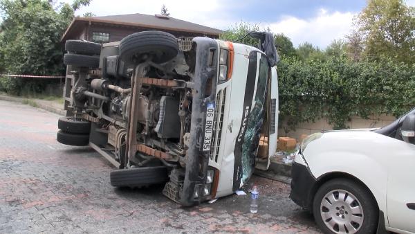 Sarıyer’de su yüklü kamyonet devrildi