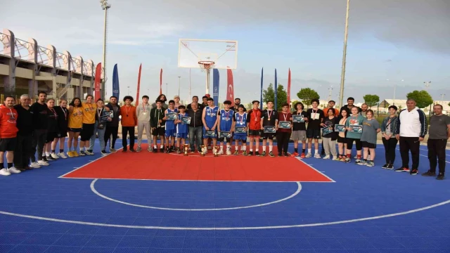 Afyonkarahisar’da 3x3 sokak basketbolu gençlik kupası tamamlandı