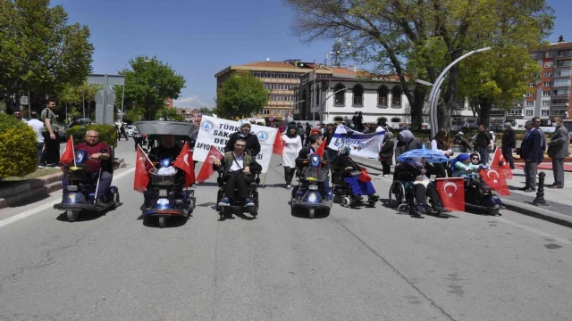 Afyonkarahisar’da düzenlenen festivalde engelli bireyler gönüllerince eğlendi