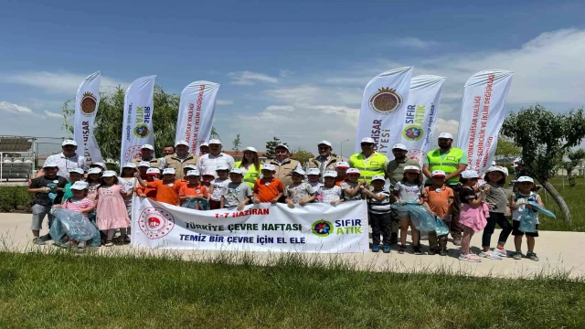 Afyonkarahisar’da öğrenciler Akarçay çevresini temizledi